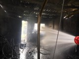 Pożar w Łubianie. Palił się garaż, o mało co ogień przeniósłby się na dom [ZDJĘCIA]