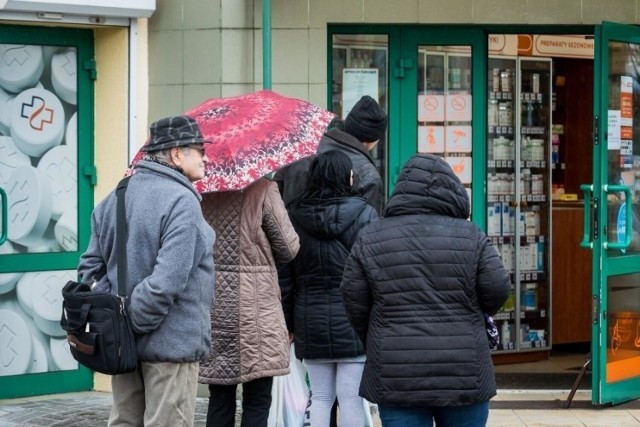 W kolejce do lekarzy rodzinnych czeka dziennie po kilkadziesiąt osób. Szanse na przyjĘcie w danym dniu mają tylko ci, którzy czekają przy drzwiach przychodni przed godz. 7. Terminy z rejestracji telefonicznych przekraczają tydzień. Kolejki widać też w aptekach