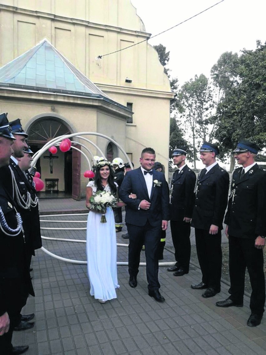 Piękny ślub  ze strażackim akcentem. Wiceprezes OSP w Damasławku Patryk Frasz wziął ślub. Jego wybranką jest śliczna Monika