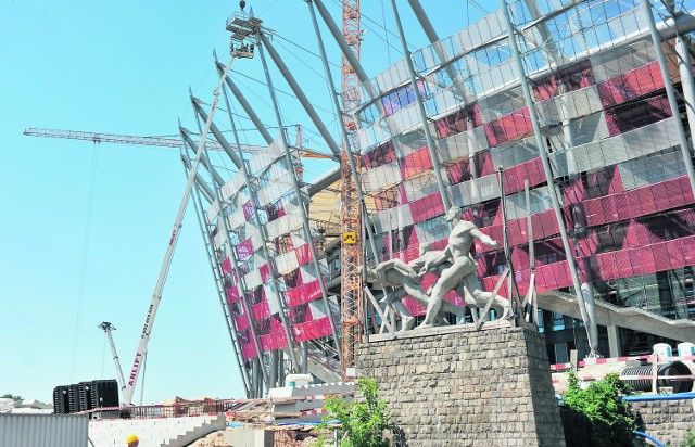 Władze UEFA nie przejmują się zbytnio poślizgami przy budowie stadionów na Euro 2012