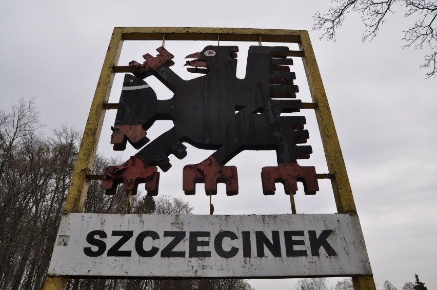 Jeszcze w roku 2012 witacz z herbem Szczecinka stał na ulicy...