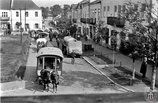 Rynek - centralny punkt Jędrzejowa. Tak zmieniał się na przestrzeni wieków. Zobaczcie archiwalne zdjęcia. Najstarsze ma ponad 130 lat. 

Na zdjęciu: Lata 1953-1955 , Rynek - pierzeja północno-wschodnia. Widoczne tabory cygńskie. 

>>>ZOBACZ WIĘCEJ NA KOLEJNYCH SLAJDACH