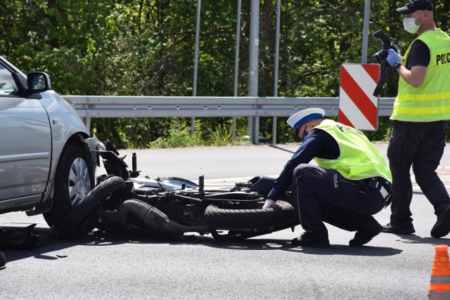 Dziś (15 maja) w Terespolu Pomorskim około godz. 12 samochód osobowy marki Toyota zderzył się z motocyklem. - Ze wstępnych ustaleń policji wynika, że 59-letni mieszkaniec powiatu świeckiego, kierujący toyotą nie ustąpił pierwszeństwa motocykliście – tłumaczy Damian Ejankowski z Komendy Powiatowej Policji w Świeciu.