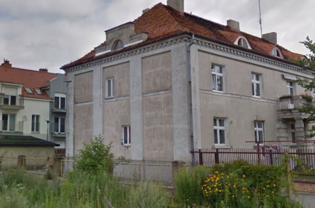 8. ul. Pstrowskiego. Budynek mieszkalny pracowników dawnej cukrowni. Zbudowany w 1922 r. Remontowany pod koniec roku 2004.