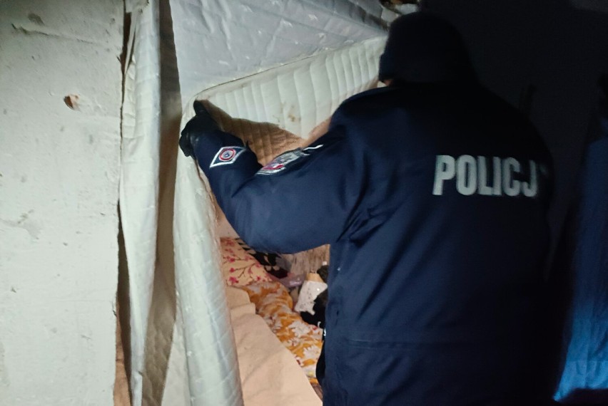 Policjanci i strażnicy z Brodnicy sprawdzają miejsca, w których mogą przebywać osoby w kryzysie bezdomności