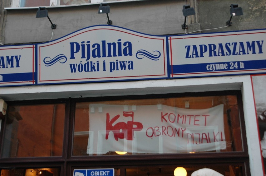 Poznań: Flash mob w obronie &quot;Pijalni Wódki i Piwa&quot; na Wrocławskiej [ZDJĘCIA]