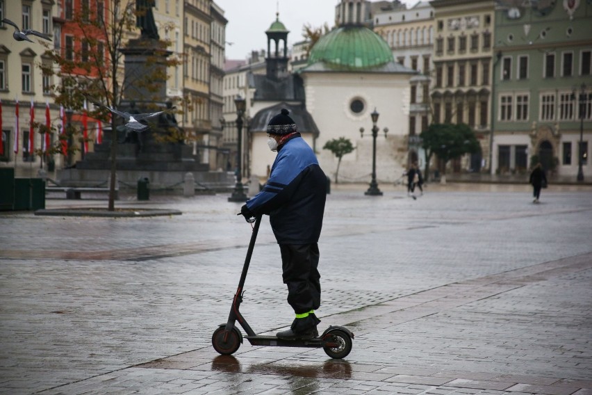 Kraków. 11 listopada pustki na ulicach. Brzydka pogoda i pandemia zatrzymały mieszkańców w domach i mieszkaniach [ZDJĘCIA]