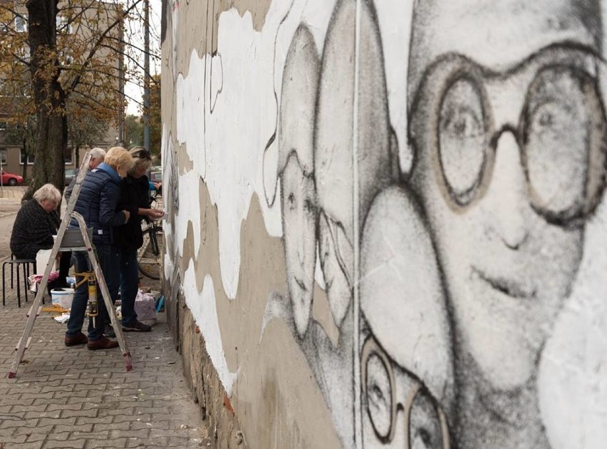 Seniorzy tworzą mural na ul. Wolności ZDJĘCIA