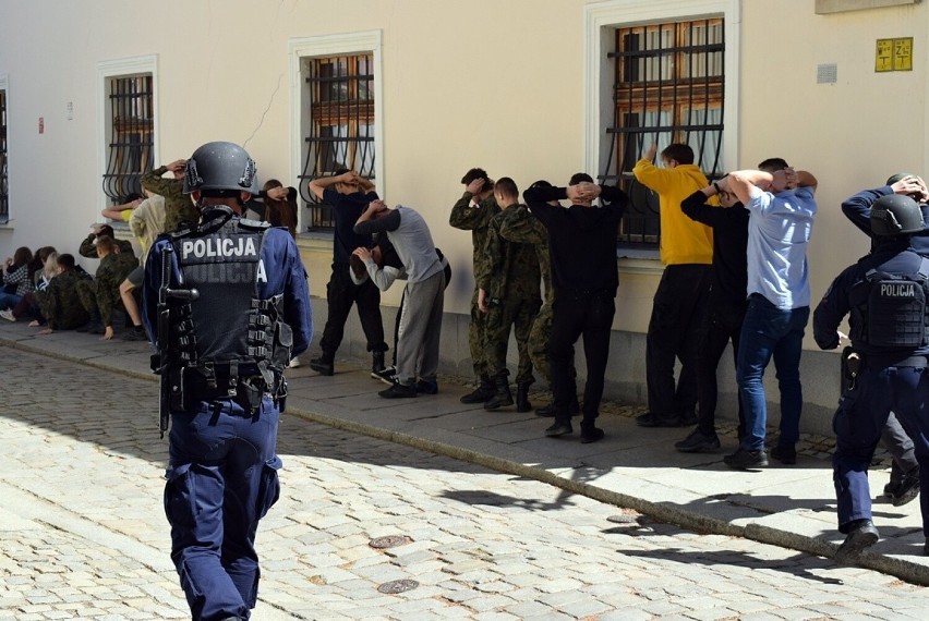 Ćwiczenia policyjne pomagają rozpoznać teren i usprawnić...