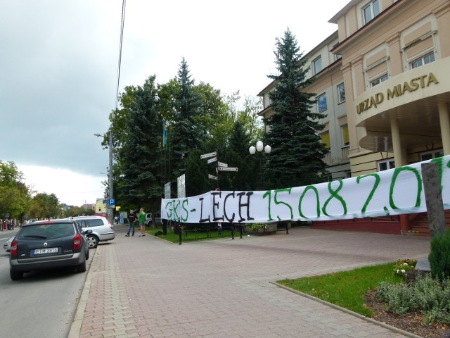 Wielki transparent zawisł przed Urzędem Miasta w Bełchatowie