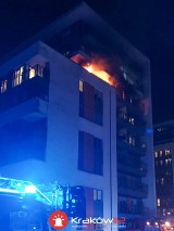 Kraków. Rozległy pożar w jednym z bloków mieszkalnych. Na miejscu jednostki straży pożarnej