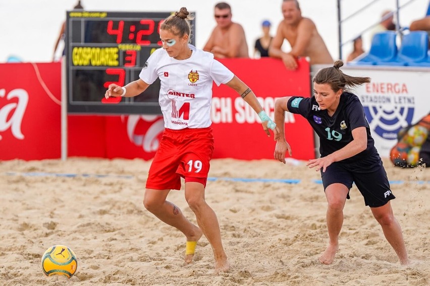 Zacięte spotkania mistrzostw Polski w beach soccerze kobiet...