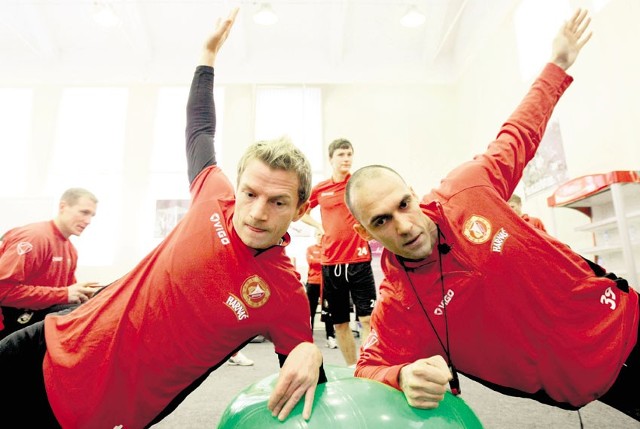 Adrian Budka (z lewej) ćwiczy z trenerem Kristijanem Brcko.