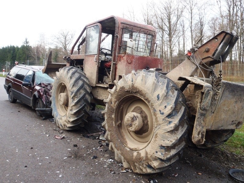Wypadek koło Braniewa: volkswagen uderzył w pojazd leśny [zdjęcia]