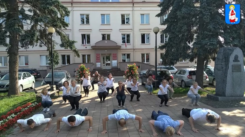 Pompują w szczytnym celu. Urząd Miejski w Janowie Lubelskim przyłączył się do akcji #GaszynChallenge. Zobacz wideo