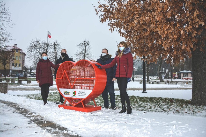 Czerwone serca na ulicach Dąbrowy Białostockiej. Tu będą wpadać plastikowe nakrętki dla potrzebujących