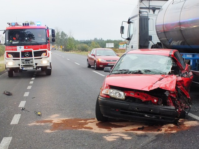 Kierowca nie poczekał na swoją kolej i zderzył się czołowo z ciężarówką w Kolonii Rudnik