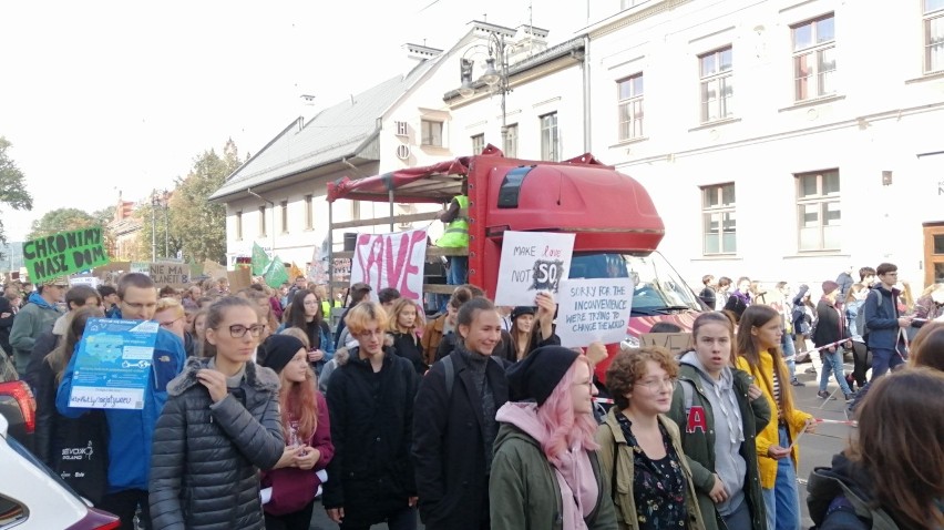 Wielki młodzieżowy strajk klimatyczny w Krakowie. "Chcemy mieć przyszłość!"