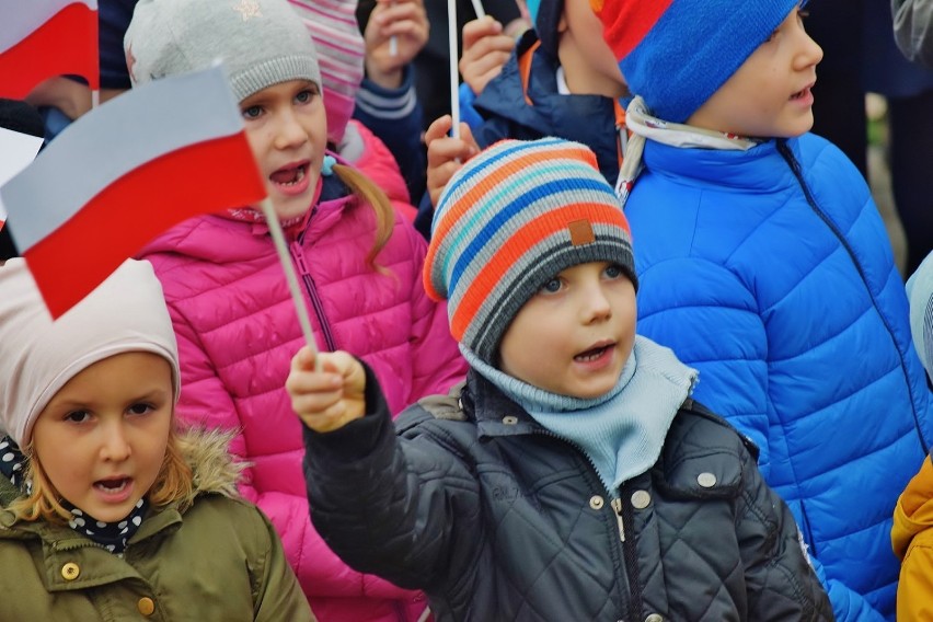 Hymn odśpiewany przez młodzież i dzieci z Sieradza. Tak w Parku Broniewskiego 100 lat niepodległej uczciło II LO, SP 4 i Przedszkole 6 (fot)