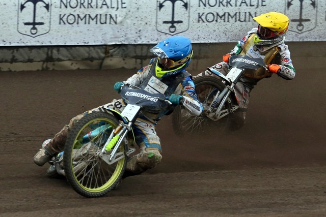 Wyniki:
1. Vaclav Milik (Czechy) - 13 (3,2,2,3,0,3)
2. Andrzej Lebiediew (Łotwa) - 13 (3,0,3,3,2,2)
3. Andreas Jonsson (Szwecja) - 14 (1,3,3,3,3,1)
4. Jacob Thorssell (Szwecja) - 10 (2,3,0,2,3,0)
5. Pontus Aspgren (Szwecja) - 9 (0,3,3,2,1)
6. Artiom Łaguta (Rosja) - 9 (1,1,1,3,3)
7. Kacper Gomólski (Polska) - 8 (2,3,2,0,1)
8. Michael Jepsen Jensen (Dania) - 8 (0,2,3,1,2)
9. Martin Smolinski (Niemcy) - 7 (3,2,1,1,0)
10. Krzysztof Kasprzak (Polska) - 6 (3,0,2,0,1)
11. Przemysław Pawlicki (Polska) - 6 (2,w,0,2,2)
12. Leon Madsen (Dania) - 5 (1,1,d,0,3)
13. Kenneth Bjerre (Dania) - 5 (1,0,2,0,2)
14. Mateusz Szczepaniak (Polska) - 5 (2,1,0,2,0)
15. Mikkel Bech (Dania) - 5 (u,2,1,1,1)
16. Andriej Kudriaszow (Rosja) - 3 (d,1,1,1,0)
17. Kenny Wennerstam (Szwecja) - NS

wyniki za: SportoweFakty.pl

Speedway Euro Championship w Hallstaviku [ZDJĘCIA]