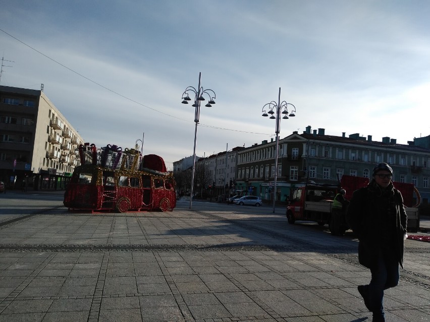 Świąteczne dekoracje na Placu Biegańskiego w Częstochowie - zobacz zdjęcia. Ozdób przybywa