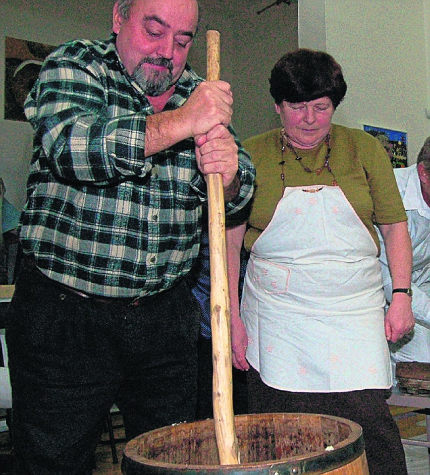 Aby kapusta puściła sok, należy ją dobrze ubić drewnianą...