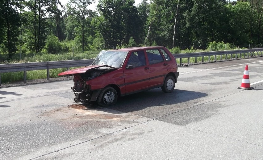 Zasnął za kierownicą i uderzył w bariery na S8