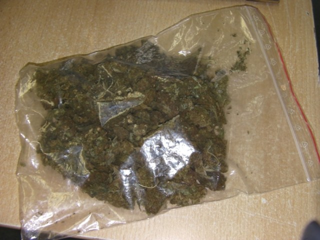 Policja w Jarocinie: Policjanci znaleźli w samochodzie  prawie 50 gram narkotyków.