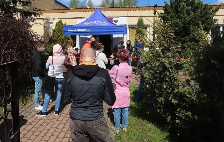 Ruszył Punkt Szczepień Powszechnych w Radomiu. Pierwsze godziny i od razu ogromne kolejki