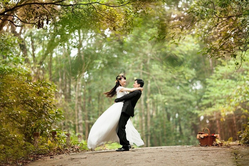 Jak wyglądać zjawiskowo na zdjęciach ślubnych? Sekret udanych zdjęć ślubnych