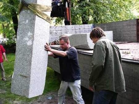 Artur Lubos i Stanisław Torbus montują pomnik.