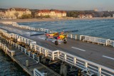 Jeden z najlepszych na świecie pilotów wyścigowych Łukasz Czepiela wylądował samolotem na molo w Sopocie
