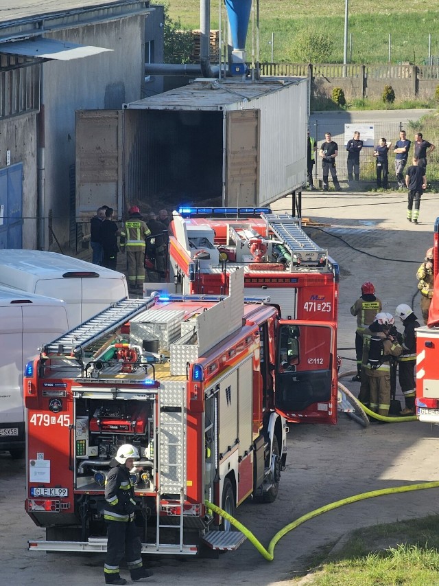 Do walki z ogniem zostały skierowane trzy zastępy z Komendy Powiatowej Państwowej Straży Pożarnej i zastęp OSP.