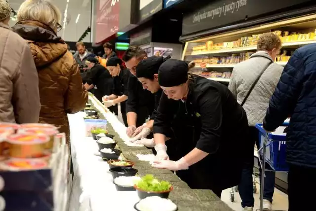 W sobotę w hipermarkecie E.Leclerc pracownicy przygotowali 60 metrową rolkę sushi z okazji czwartych urodzin „Jatojemsushi”.