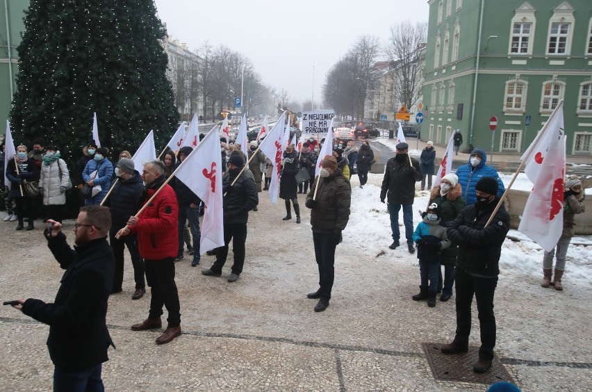 Kolejny protest pracowników i związkowców ze Szczecina...
