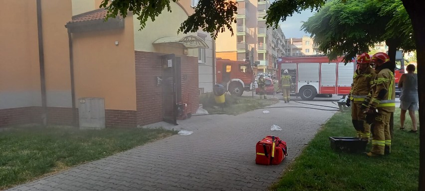 Pożar w bloku przy Armi Krajowej w Kaliszu. Ogień pojawił się w piwnicy. ZDJĘCIA