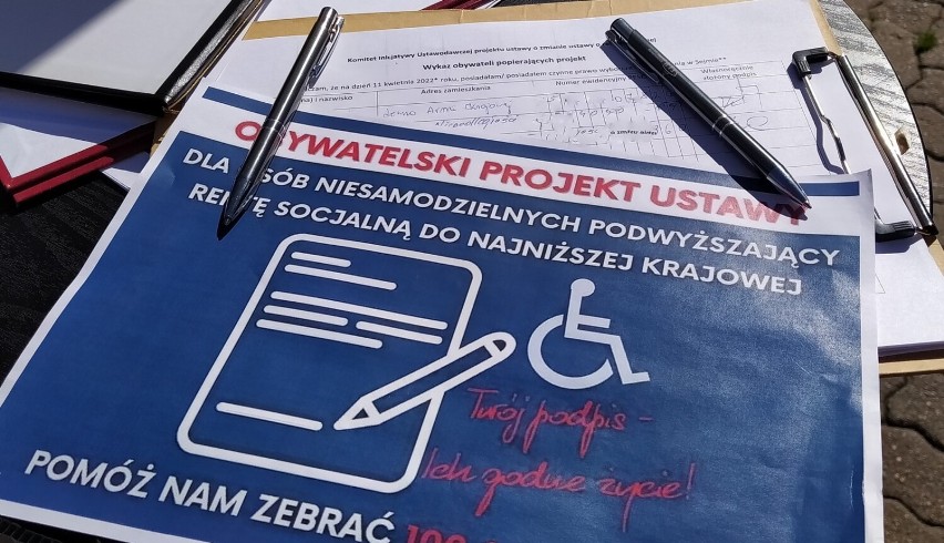 Radna Stefania Ratajczak zainicjowała zbiórkę podpisów. Chodzi o projekt ustawy zwiększającej rentę socjalną. Do akcji dołączyła Platforma 