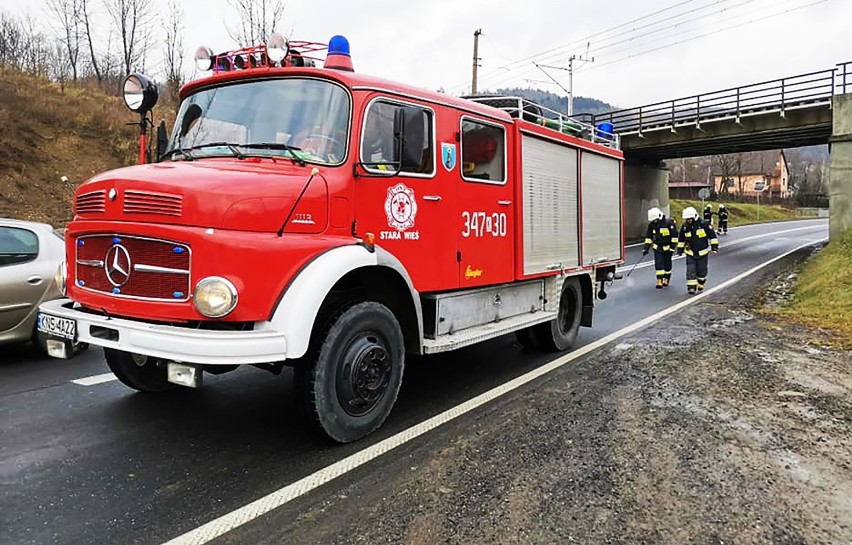 Sądeczyzna jak szejkanat, bo... drogi zalane ropą. Na ratunek kierowcom i środowisku ruszyli strażacy