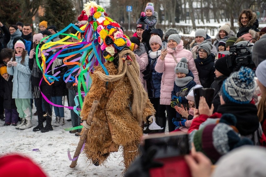 Powiat bialski. Brodacze ze Sławatycz tradycyjnie pożegnali stary rok. Zobacz zdjęcia