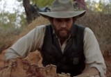 Liam Hemsworth i Woody Harrelson wystąpili w westernie. Zobacz zwiastun "The Duel" (wideo)