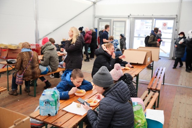 Tylko w czwartek, 10 marca punkt wydawania zupy zorganizowany przez Caritas rozdał ponad 1000 porcji posiłku. Przez najbliższe 10 dni 
w godzinach 13.00-21.00 uchodźcy mogą się w nim posilić.