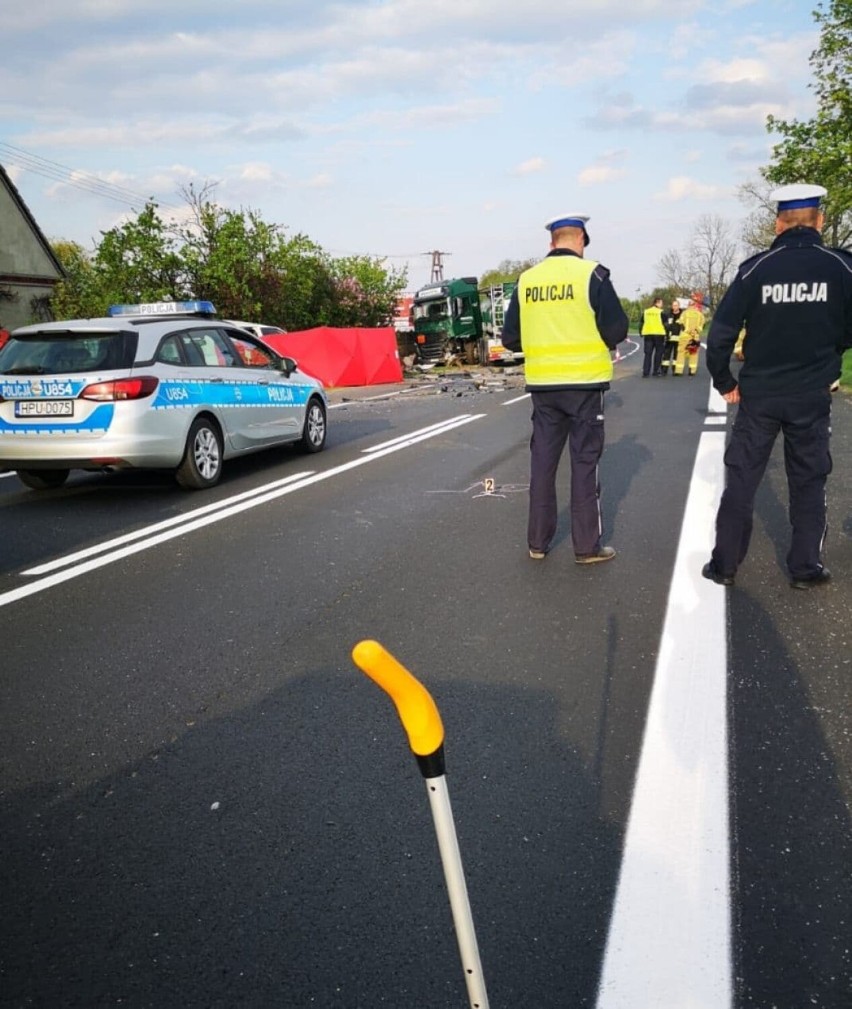 Czołowe zderzenie busa i samochodu ciężarowego na Dk92 w...