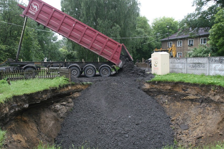 Sosnowiec: rozpoczęło się zasypywanie zapadliska przy ul. Kalinowej [ZDJĘCIA]