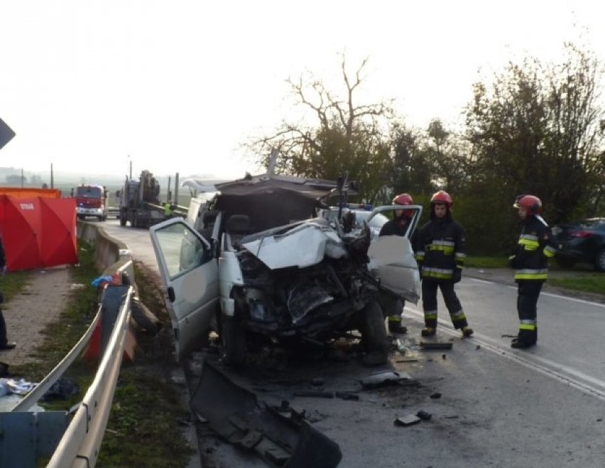 Śmiertelny wypadek w Glinicy. Nie żyje kierowca i pasażer busa [ZDJĘCIA]