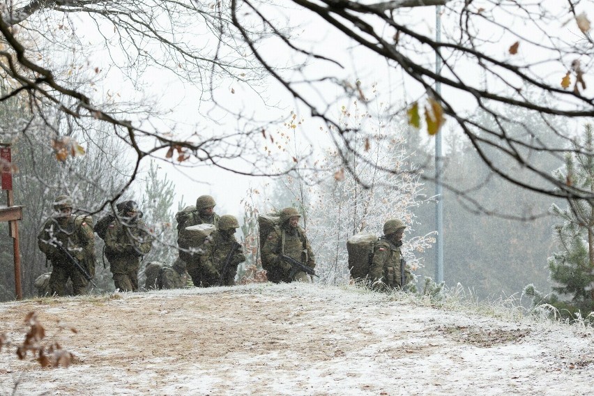 Żołnierze Wojsk Obrony Terytorialnej odbywają cykliczne...