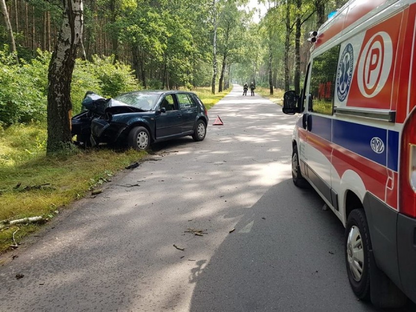 Poważny wypadek w Zawidowicach. Samochód uderzył w drzewo