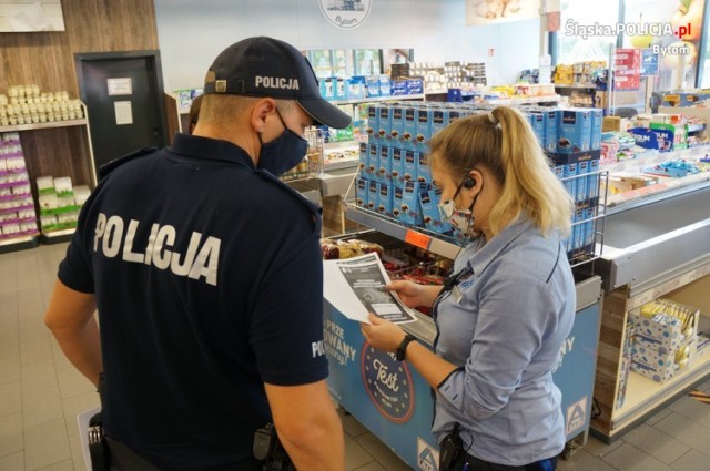 Bytomscy policjanci wspierają służby sanitarne. Sprawdzają czy mieszkańcy przestrzegają zasad w związku z pandemią. Zobacz kolejne zdjęcia. Przesuwaj zdjęcia w prawo - naciśnij strzałkę lub przycisk NASTĘPNE >>>