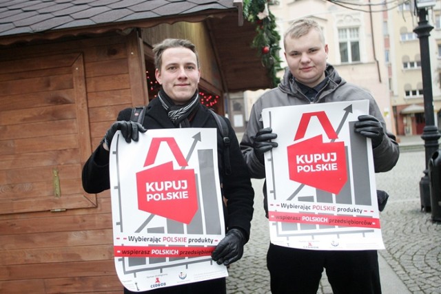 Działacze Młodzieży Wszechpolskiej namawiali do kupowania polskich produktów w Legnicy