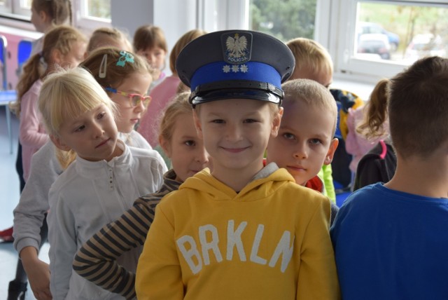 Maluchy z Przedszkola nr 1 zwiedziły siedzibę Komendy Miejskiej Policji w Skierniewicach.