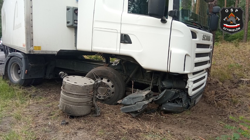Wypadek między Szynkielowem i Stolcem. Audi zderzyło się z ciężarówką 